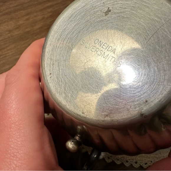 Vintage Oneida Silversmiths Silver-Plated Creamer & Sugar Bowl Set - Picture 9 of 9